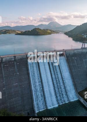 Vue aérienne du lac Cingoli, Cingoli, Macerata, Italie. Banque D'Images