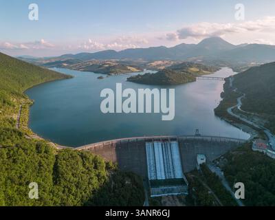 Vue aérienne du lac Cingoli, Cingoli, Macerata, Italie. Banque D'Images