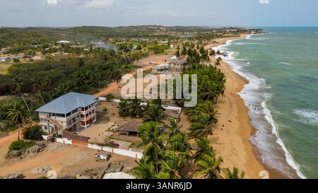 Vue aérienne des bâtiments le long de la côte près de la plage, Lamina, Ghana. Banque D'Images