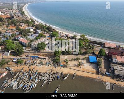 Vue aérienne d'un bateau de pêche traditionnel ancré le long de la côte dans une petite baie près de Freetown, Sierra Leone. Banque D'Images