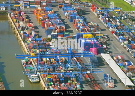 Duisburg, Deutschland - 20 juillet 2024 : vue aérienne de conteneurs et de grues colorés au terminal portuaire de Friemersheim, Rhénanie-du-Nord-Westphalie, Banque D'Images