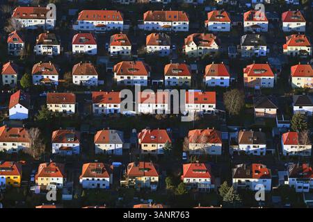 Vue aérienne du quartier résidentiel avec toits rouges et architecture urbaine, Schonefeld, Saxe, Allemagne. Banque D'Images