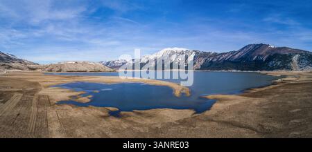 Vue aérienne panoramique du lac Blidinje et paysage hivernal du célèbre parc naturel de Blidinje en Bosnie-Herzégovine. Banque D'Images