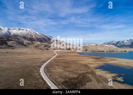 Vue aérienne du lac Blidinje et de la route passant par le célèbre parc naturel de Blidinje en Bosnie-Herzégovine. Banque D'Images