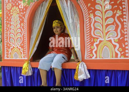 14 avril 2025, Dhaka, Dhaka, Bangladesh : vers 9h00, la Faculté des Beaux-Arts de l'Université de Dhaka a présenté le ''Borsho Boron Anondo Shobhajatra'', anciennement appelé 'Mangal Shobhajatra', le rassemblement emblématique célébrant l'esprit festif de Pahela Baishakh. Des gens de tous les horizons, y compris ceux des différentes communautés ethniques du pays, ont participé à la procession joyeuse et colorée qui a commencé à partir des locaux de l'Institut Charukola et s'est poursuivie par l'intersection Shahbagh, l'intersection TSC, Central Shaheed Minar et Doel Square, avant de retourner à Charuko Banque D'Images