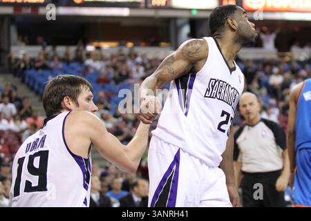 11 avril 2011 : le garde des Sacramento Kings Marcus Thornton (23 ans) aide son coéquipier Beno Udrih (19 ans) à monter lors du match de basket-ball entre le Thunder d'Oklahoma City et les Kings de Sacramento au Power Balance Pavilion de Sacramento, en Californie. Le Thunder d'Oklahoma City a battu les Kings de Sacramento 120 à 112.(image crédit : © Christopher Trim/Cal Sport Media/ZUMAPRESS.com) Banque D'Images