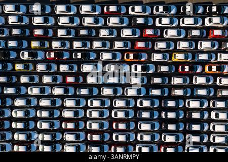 Vue aérienne du parc à ferraille avec des rangées de vieilles voitures à Fremantle Port, Perth, Australie. Banque D'Images
