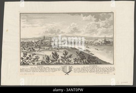Tirage de 1758 de Johann Ulrich Schellenberg, illustrant Lucerne du côté nord. La pièce met en évidence des endroits clés tels que des églises, des ponts et des bâtiments historiques, avec des descriptions détaillées de divers monuments sur l'image, y compris l'église Leodegari, le Hof et l'église franciscanère. Banque D'Images