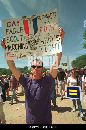 30 avril 2000 ; Washington, DC, États-Unis ; les marcheurs arrivent sur le Mall pour participer à un rassemblement dans le cadre de la marche du millénaire sur Washington pour l'égalité. Banque D'Images