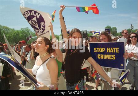 30 avril 2000 ; Washington, DC, États-Unis ; les marcheurs arrivent sur le Mall pour participer à un rassemblement dans le cadre de la marche du millénaire sur Washington pour l'égalité. Banque D'Images