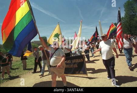 30 avril 2000 ; Washington, DC, États-Unis ; les marcheurs arrivent sur le Mall pour participer à un rassemblement dans le cadre de la marche du millénaire sur Washington pour l'égalité. Banque D'Images