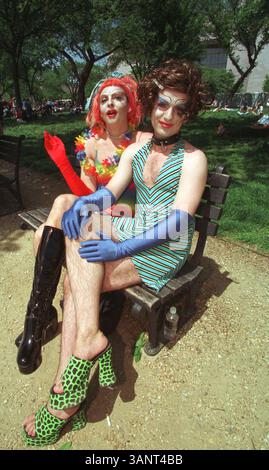 30 avril 2000 ; Washington, DC, États-Unis ; Joe Meduza (à gauche) et Deirk Hagemann (à droite) de Trèves, en Allemagne, posent pour le photographe lors de la Marche du millénaire sur Washington pour l’égalité. Banque D'Images