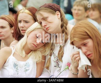 04 mai 2000 ; Cleveland, Ohio, États-Unis ; Jennifer Schultz, Sunny Hartley, Cara Jamieson et Amanda Carey, étudiantes de première année de Kent State (de gauche à droite) réagissent à une présentation émouvante lors de la 30e commémoration annuelle du 4 mai aux Kent State Commons. La commémoration se souvient des 4 étudiants tués et 9 blessés lors des manifestations anti-guerre du Vietnam le 4 mai 1970. Banque D'Images