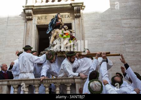 Nocera Terinese, Italie, le 31 mars 2018. La statue de la Vierge Marie portant son fils mort est prise hors de l'église de Santissima Annunziata pour la procession du Samedi saint. Le Vendredi Saint à Nocera Procession est organisée le samedi matin après la veillée de vendredi soir. Credit : Piero Castellano/Alamy Live News Banque D'Images