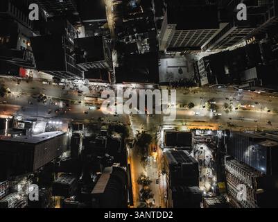 Vue aérienne d'un paysage urbain nocturne animé avec des bâtiments illuminés et des rues animées, Paltan Thana, Dhaka, Bangladesh. Banque D'Images