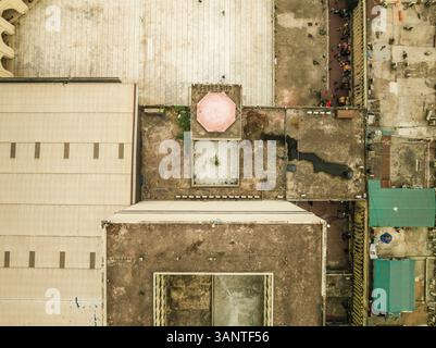 Vue aérienne de la mosquée nationale baitul mukarram avec son toit géométrique et sa cour, Paltan Thana, Dhaka, Bangladesh. Banque D'Images