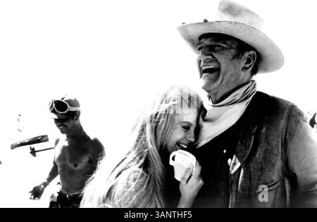 1 janvier 2011 - ANN-MARGRET ET JOHN WAYNE SUR LE TOURNAGE DE ''LES VOLEURS DE TRAIN''.1973.Â©FOURNI PAR AR/ ANNMARGRETRETRO(image de crédit : © Globe photos/ZUMAPRESS.com) Banque D'Images