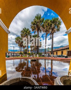 Une vue à travers une arche dans l'ancienne blanchisserie publique à Antigua au Guatemala au début du printemps Banque D'Images