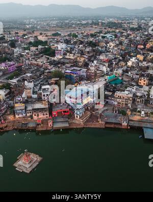 Vue aérienne des bâtiments colorés et serein lac Pushkar avec ghats et temples, Pushkar, Rajasthan, Inde. Banque D'Images