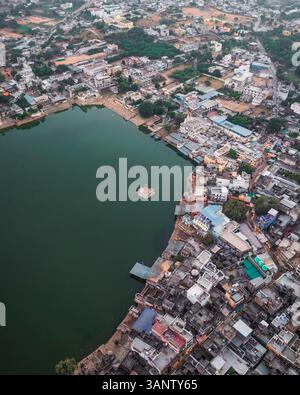 Vue aérienne du lac Pushkar avec des ghats colorés et un paysage urbain dense, Pushkar, Inde. Banque D'Images