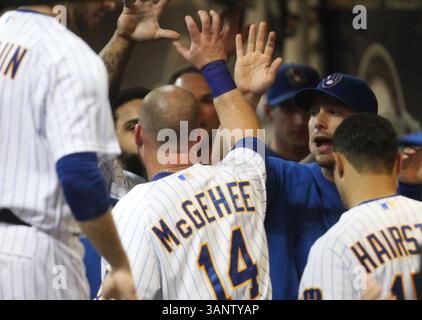 12 août 2011 - Milwaukee, WI, États-Unis - Casey McGehee (14 ans) des Brewers de Milwaukee est félicité après avoir marqué une course en deuxième manche contre les Pirates de Pittsburgh au Miller Park à Milwaukee, Wisconsin, le vendredi 12 août 2011. (Crédit image : © Jeff Sainlar/Milwaukee Journal Sentinel/MCT/ZUMAPRESS.com) Banque D'Images