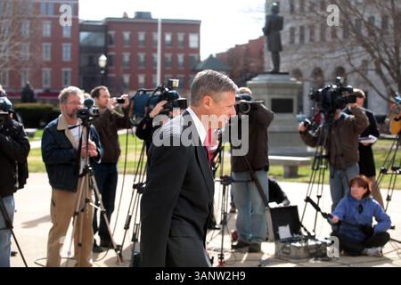 21 avril 2011 - Concord, New Hampshire, États-Unis - L'ancien gouverneur du Nouveau-Mexique GARY JOHNSON marche vers une scène pour annoncer sa course à la présidence devant la New Hampshire State House jeudi. Johnson, un homme d'affaires libertaire a été gouverneur pour deux mandats au Nouveau-Mexique et visitera l'État tout au long du week-end. (Crédit image : © Alexander Cohn/Concord Monitor/ZUMAPRESS.com) Banque D'Images