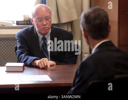 21 avril 2011 - Concord, New Hampshire, États-Unis - le secrétaire d'État du New Hampshire BILL GARDNER raconte à l'ancien gouverneur du Nouveau-Mexique GARY JOHNSON une brève histoire du New Hampshire et de la politique électorale après que Johnson a annoncé sa candidature à la présidence jeudi devant la New Hampshire State House. Johnson, un homme d'affaires libertaire a été gouverneur pour deux mandats au Nouveau-Mexique et visitera l'État tout au long du week-end. (Crédit image : © Alexander Cohn/Concord Monitor/ZUMAPRESS.com) Banque D'Images