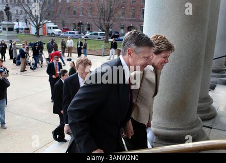 21 avril 2011 - Concord, New Hampshire, États-Unis - L'ancien gouverneur du Nouveau-Mexique GARY JOHNSON annonce sa course à la présidence devant la New Hampshire State House jeudi. Johnson, un homme d'affaires libertaire a été gouverneur pour deux mandats au Nouveau-Mexique et visitera l'État tout au long du week-end. (Crédit image : © Alexander Cohn/Concord Monitor/ZUMAPRESS.com) Banque D'Images