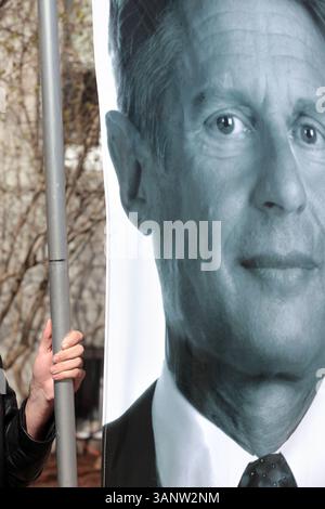 21 avril 2011 - Concord, New Hampshire, États-Unis - un assistant de l'ancien gouverneur du Nouveau-Mexique Gary Johnson tient une bannière soufflée représentant Johnson alors qu'il annonce sa course à la présidence devant la New Hampshire State House jeudi. Johnson, un homme d'affaires libertaire a été gouverneur pour deux mandats au Nouveau-Mexique et visitera l'État tout au long du week-end. (Crédit image : © Alexander Cohn/Concord Monitor/ZUMAPRESS.com) Banque D'Images