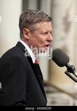 21 avril 2011 - Concord, New Hampshire, États-Unis - L'ancien gouverneur du Nouveau-Mexique GARY JOHNSON annonce sa course à la présidence devant la New Hampshire State House jeudi. Johnson, un homme d'affaires libertaire a été gouverneur pour deux mandats au Nouveau-Mexique et visitera l'État tout au long du week-end. (Crédit image : © Alexander Cohn/Concord Monitor/ZUMAPRESS.com) Banque D'Images