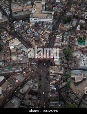 Vue aérienne du paysage urbain animé avec des bâtiments colorés et des rues complexes, Bikaner, Inde. Banque D'Images
