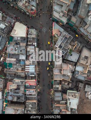 Vue aérienne de la porte animée et animée de Kote avec des rues bondées et des bâtiments colorés, Bikaner, Inde. Banque D'Images