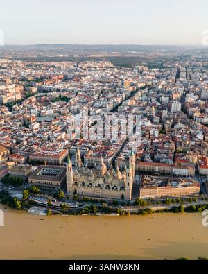 Vue aérienne de l'architecture historique avec une belle cathédrale et rivière dans la vieille ville, Saragosse, Espagne. Banque D'Images