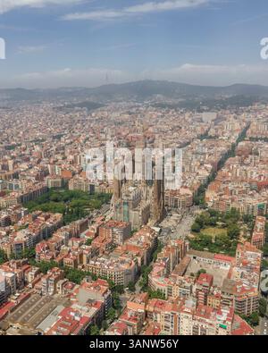 Vue aérienne de la belle Sagrada Familia et de l'horizon historique, Eixample, Barcelone, Espagne. Banque D'Images
