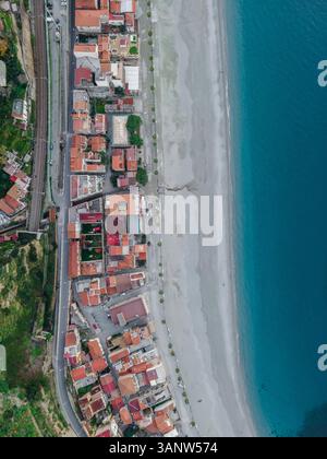 Vue aérienne de la belle ville côtière avec des bâtiments colorés et plage de sable au bord de la mer, Scilla, Italie. Banque D'Images