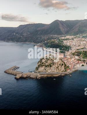 Vue aérienne de la ville côtière pittoresque avec des montagnes pittoresques et beau bord de mer, Scilla, Italie. Banque D'Images