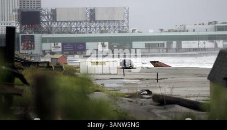 28 août 2011 - Atlantic City, NJ, États-Unis - Un toit d'une cabane de location de plage est vu dimanche 28 août 2011 à Atlantic City, New Jersey après que l'ouragan Irene est passé dans la région. (Crédit image : © Elizabeth Robertson/Philadelphia Inquirer/MCT/ZUMAPRESS.com) Banque D'Images