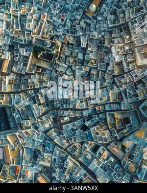 Vue aérienne de la vieille ville historique avec une architecture médiévale et de beaux toits, Monopoli, Pouilles, Italie. Banque D'Images