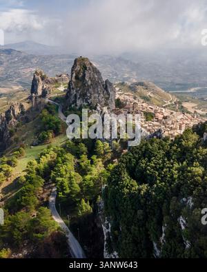 Vue aérienne du beau village niché dans les montagnes avec des formations rocheuses et une vallée panoramique, Caltabellotta, Sicile, Italie. Banque D'Images