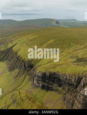 Vue aérienne de la majestueuse montagne Quiraing avec des falaises escarpées et un paysage à couper le souffle, Portree, Écosse. Banque D'Images