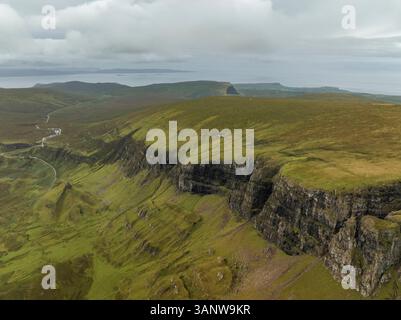 Vue aérienne de la majestueuse montagne Quiraing avec des falaises accidentées et de beaux paysages, Portree, Écosse. Banque D'Images