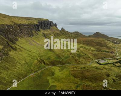 Vue aérienne de la majestueuse montagne Quiraing avec ses falaises escarpées et son paysage serein, Portree, Écosse. Banque D'Images