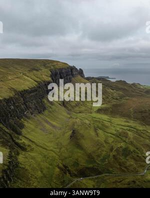 Vue aérienne de la majestueuse montagne Quiraing avec ses falaises escarpées et ses paysages étendus, Portree, Écosse. Banque D'Images