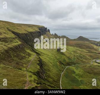 Vue aérienne de la majestueuse montagne Quiraing avec des falaises escarpées et une vallée sereine, Portree, Écosse. Banque D'Images