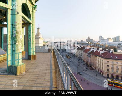Vue depuis le clocher près de l'église Anne, Varsovie, Pologne en direction de Krakowskie Przedmiescie. Vue d'ensemble moderne de Varsovie au-dessus des toits de la vieille ville. Banque D'Images