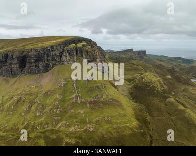 Vue aérienne de la majestueuse montagne Quiraing avec ses falaises escarpées et sa végétation luxuriante, Portree, Écosse. Banque D'Images