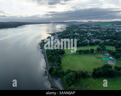 Vue aérienne de la paisible rivière Clyde qui coule à travers des champs luxuriants et un quartier résidentiel pittoresque, Dumbarton, Royaume-Uni. Banque D'Images