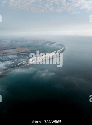 Vue aérienne des majestueuses falaises blanches le long de la côte sereine de la Manche, Douvres, Royaume-Uni. Banque D'Images