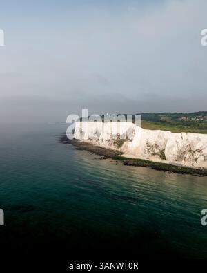 Vue aérienne des falaises blanches accidentées surplombant la Manche calme, St Margaret's at Cliffe, Angleterre. Banque D'Images