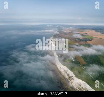Vue aérienne des majestueuses falaises blanches le long de la paisible Manche, St Margaret's at Cliffe, Angleterre. Banque D'Images